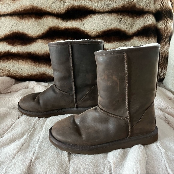 Ugg Classic Short Leather Brownstone  Shearling Boots - Size 6 - Picture 1 of 9